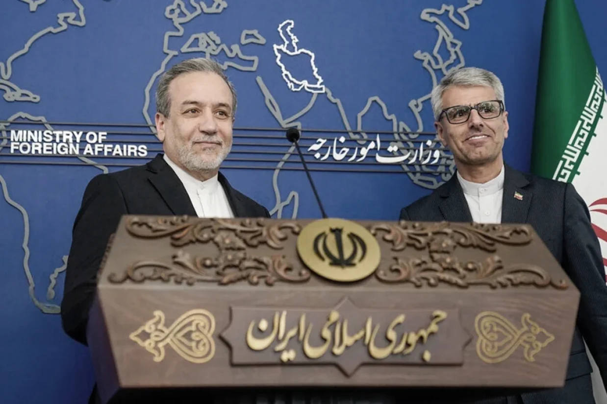 سخنگوی وزارت خارجه جمهوری اسلامی در واکنش به نبود یک مقام نظامی در مذاکرات با ایالات متحده گفت که عباس عراقچی یک ژنرال نظامیِ جنگ‌دیده است.