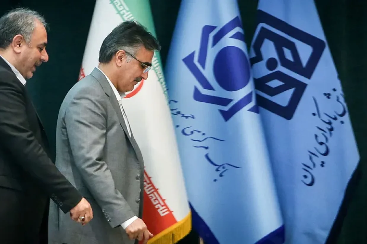 جعفر قادری عضو کمیسیون اقتصادی مجلس با بررسی وضعیت توزیع وام‌های کلان میان کارکنان و نابرابری دسترسی به وام‌ها، از فراخوانده شدن محمد رضا فرزین رئیس کل بانک مرکزی به مجلس خبر داد.