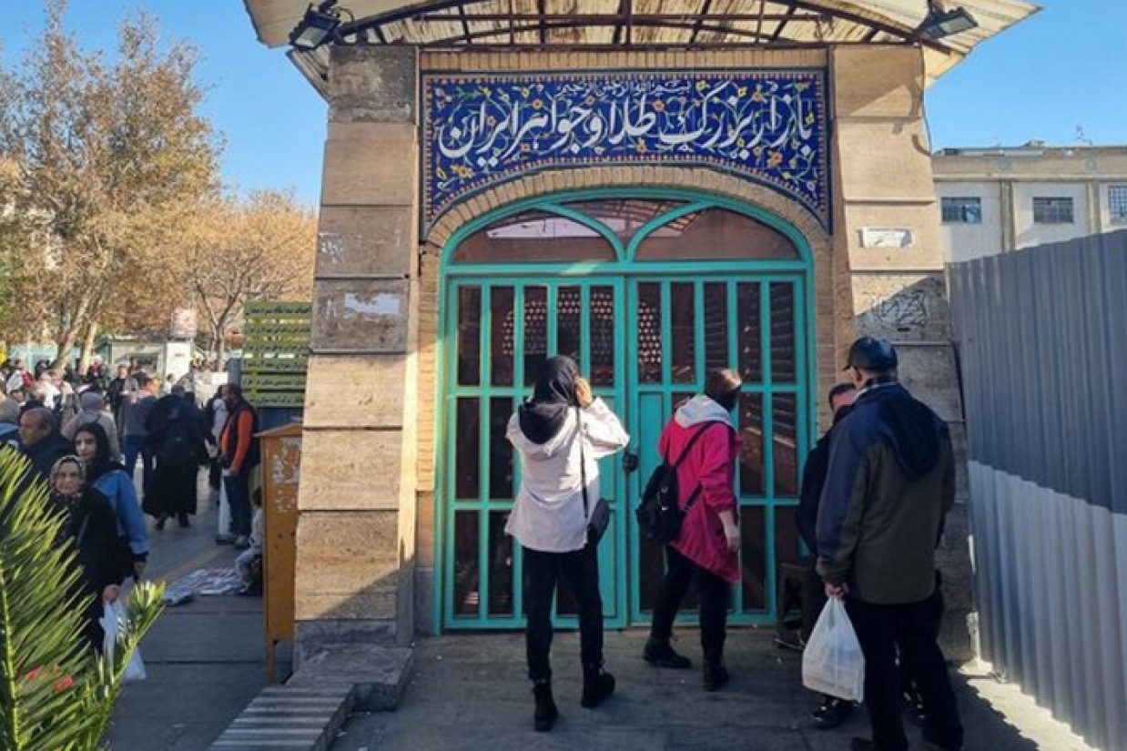 به دنبال وقوع اعتصابات گسترده صنف طلافروشان سخنگوی ستاد مبارزه با قاچاق کالا و ارز اعلام کرد که فروشندگان طلا تا شش ماه از ثبت موجودی معاف شدند.