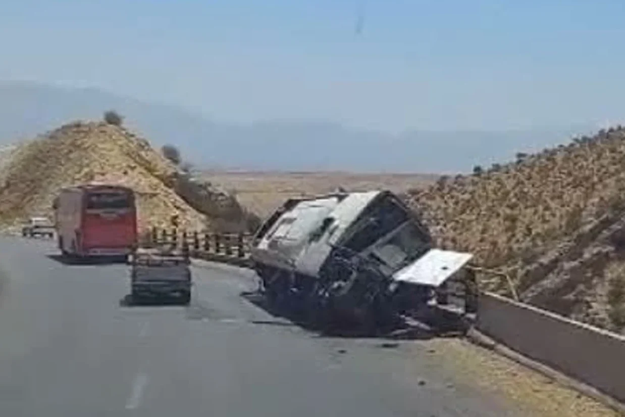 در پی واژگونی یک دستگاه اتوبوس در محور فیروزآباد–کوار در استان فارس، تاکنون ۸ نفر جان باخته‌اند و ۱۵ نفر دیگر با وضعیت وخیم به مراکز درمانی منتقل شده‌اند.