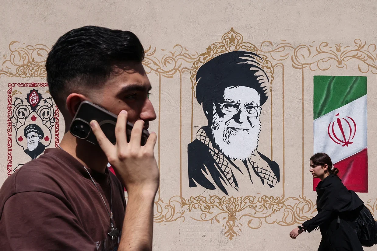 دولت کانادا از اعمال تحریم‌های جدید علیه پنج فرد و پنج نهاد جمهوری اسلامی خبر داد و اعلام کرد این افراد و نهادها در محدود کردن آزادی بیان، سانسور اینترنت و نقض حقوق بشر نقش داشته‌اند.