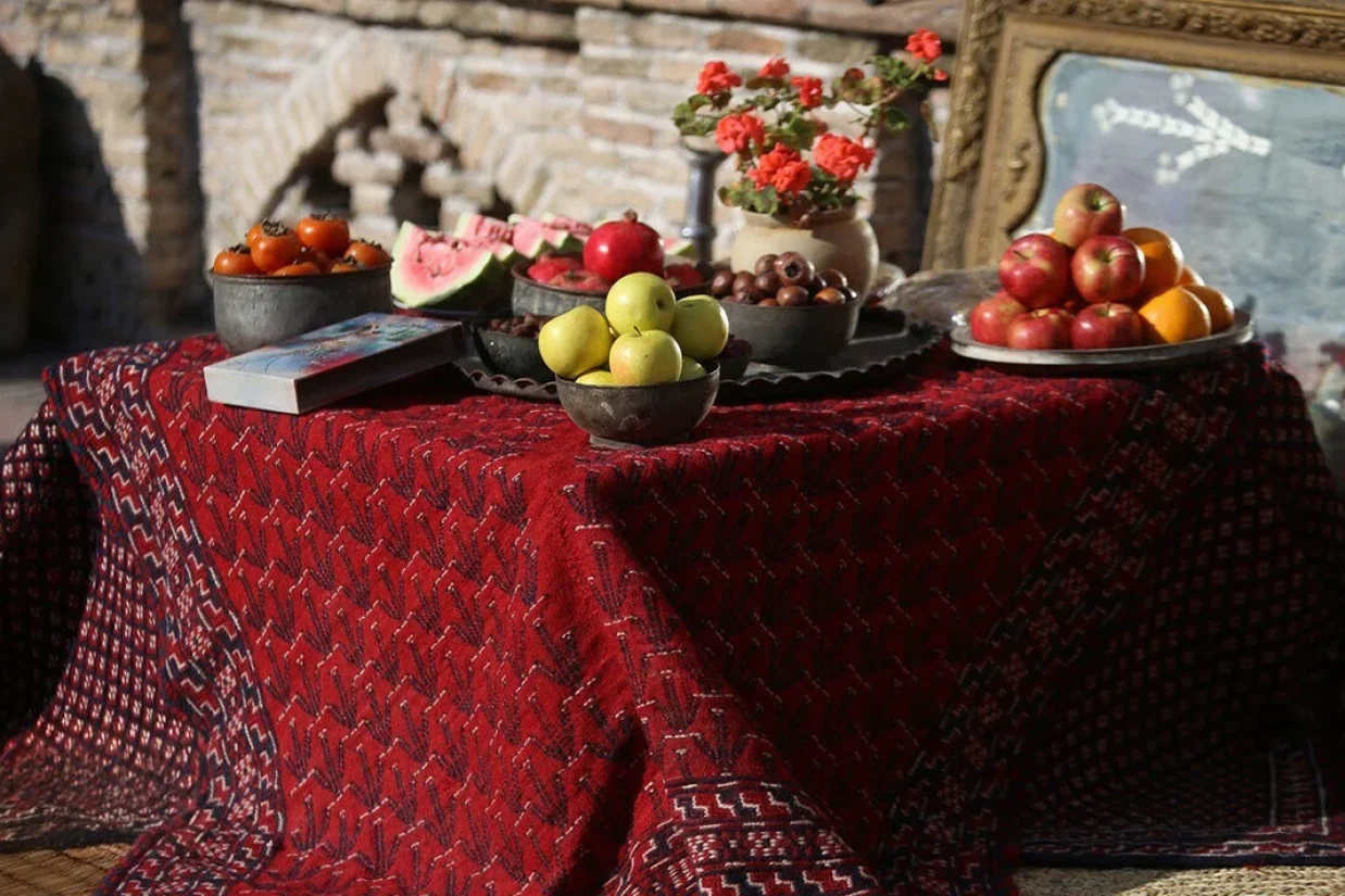سنت جشن شب چله از دیرباز در میان مردم ایران زمین مرسوم بوده و ریشه عمیقی دارد. به طوری که گذشت قرن‌ها، همراه با تاخت و تاز بیگانگان و بی‌مهری‌ برخی حاکمان، هیچ‌کدام نتوانسته‌اند این رسم دیرینه را از بین ببرند.