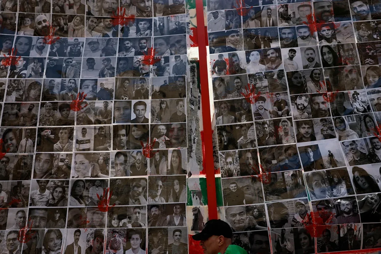بیش از ۶۰ نویسنده جهان کشتار دانش‌آموزان در جریان انقلاب شیر و خورشید را محکوم کردند و نسبت به پیامدهای آن هشدار دادند.