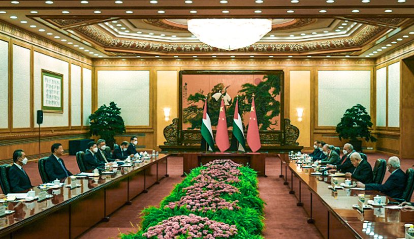 شی جین‌پینگ، رئیس‌جمهور چین، در جلسه‌ای با محمود عباس، رئیس‌جمهور فلسطین در پکن در ۱۴ ژوئن ۲۰۲۳ در پکن، چین دیدار می‌کند. (Jade Gao - Pool/Getty Images)