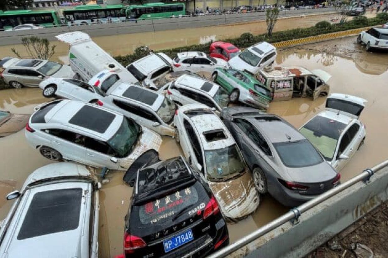 سیلاب خیابان‌های شهر جنگژو به رودخانه بدل شده‌اند، تونل‌های زیرزمینی به زیر آب رفته‌اند و در برخی مناطق، سیلاب به طبقه دوم ساختمان‌ها رخنه