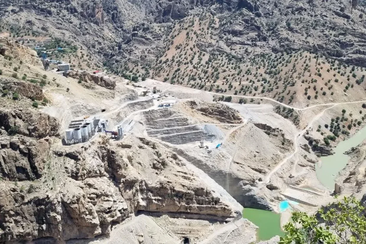 براساس گزارش‌ها با وجود اعتراض‌های گسترده مردم محلی و صدور حکم ممنوعیت قضایی، کار ساخت سد خرسان ۳ در استان چهارمحال و بختیاری دوباره از سر گرفته شده است.