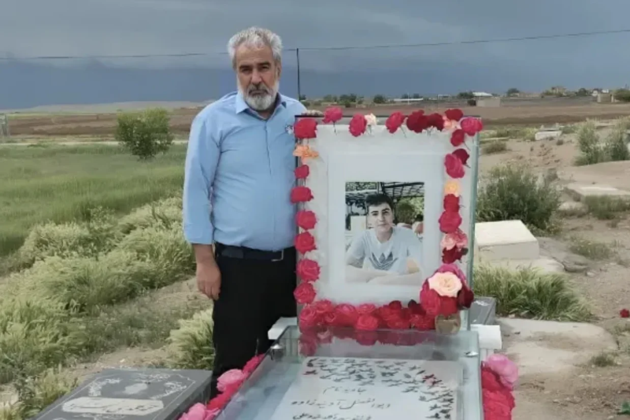 دادبان گزارش داده است علی آدینه‌زاده، پدر ابوالفضل آدینه‌زاده از جان‌باختگان اعتراضات به قتل حکومتی مهسا امینی محکوم به پرداخت دیه ۳۸۶میلیون تومان به ماموران لباس شخصی شده است.