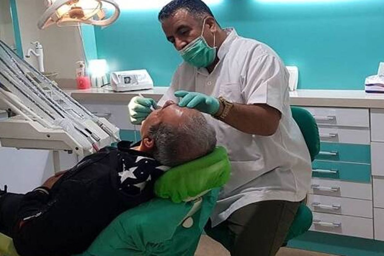 رسانه همشهری آنلاین با انتشار گزارشی درباره وضعیت بهداشت دندان در میان رده‌های مختلف سنی در ایران نوشته که در گروه سنی بالای ۶۵ سال بیش از ۵۵ درصد افراد دیگر هیچ دندانی برایشان باقی نمانده است.