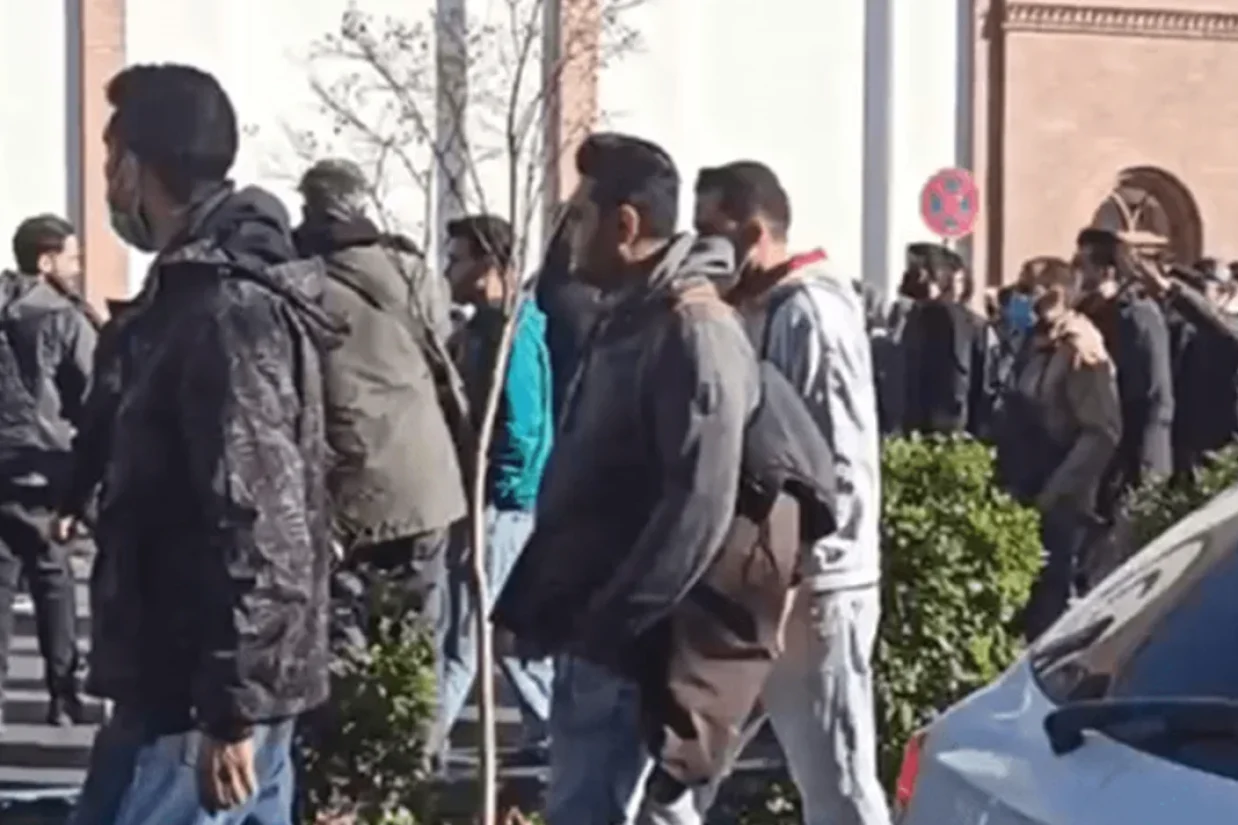 در دومین روز اعتراضات به گرانی‌ها و سقوط ارزش ریال در برابر دلار، کسبه و بازاریان در بازارهای پرتردد و برخی خیابان‌های اصلی تهران به وضعیت اقتصادی و سیاست‌های جمهوری اسلامی اعتراض کردند.