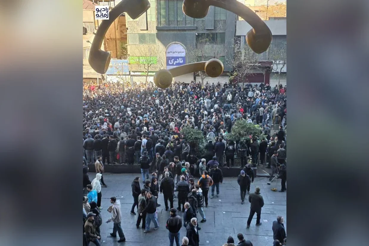 در ادامه بازتاب تجمع‌ها و اعتراضات امروز بازاریان، رسانه‌های داخلی هر یک با زاویه‌ای متفاوت به روایت آنچه در تهران رخ داد پرداختند و تصویری چندلایه از این رویداد ارائه کردند.