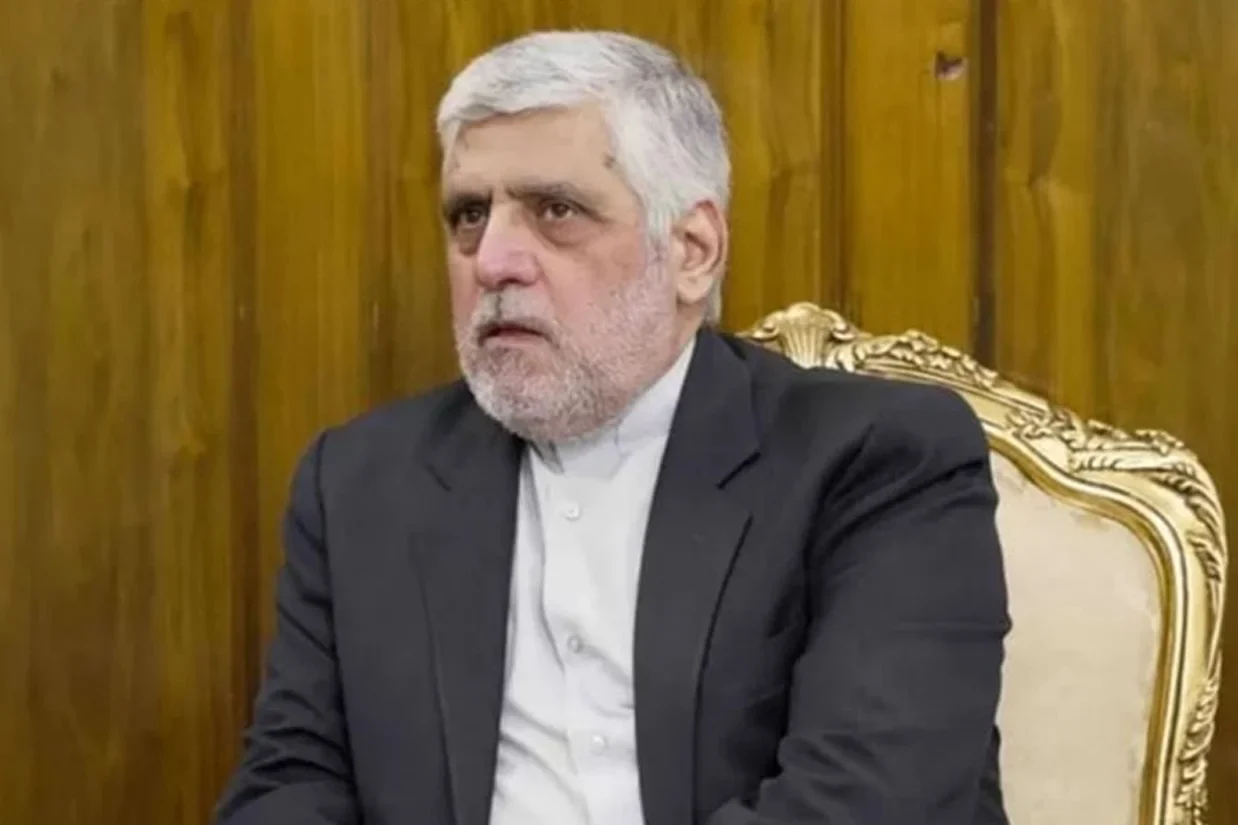 یک منبع دیپلماتیک جمهوری اسلامی اعلام کرد سفیر این کشور در لبنان، با وجود آن‌که از سوی دولت لبنان «عنصر نامطلوب» اعلام شده، قصد ترک این کشور را ندارد.