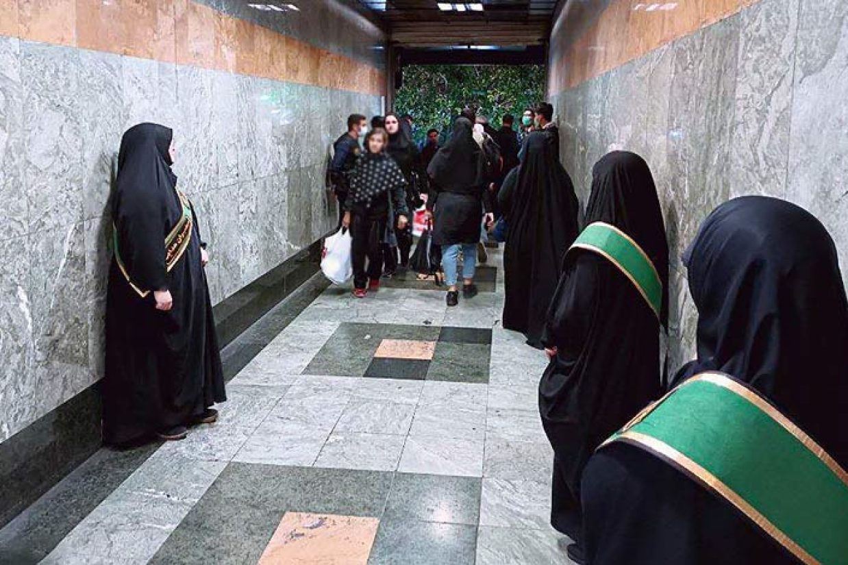 تذکر حجاب به زنان و دختران در برخی ایستگاه‌های مترو