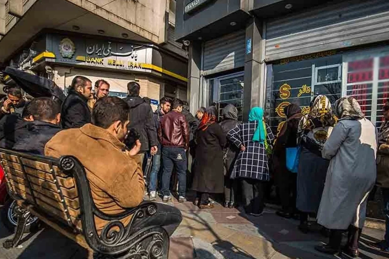 هادی محمدپور، با انتقاد شدید از تصمیم بانک مرکزی به فروش طلا در بازار، آن را از سیاست‌های نادرست اقتصادی خوانده و از صف ۲۰ میلیون نفری شهروندان برای خرید ارز و طلا از بانک مرکزی خبر داده است.