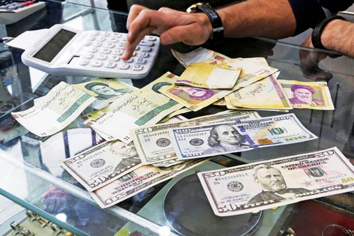 عضو اتاق بازرگانی می‌گوید در هیچ کجای دنیا ارزش پول ملی یک‌شبه ۲۰ درصد کاهش پیدا نمی‌کند