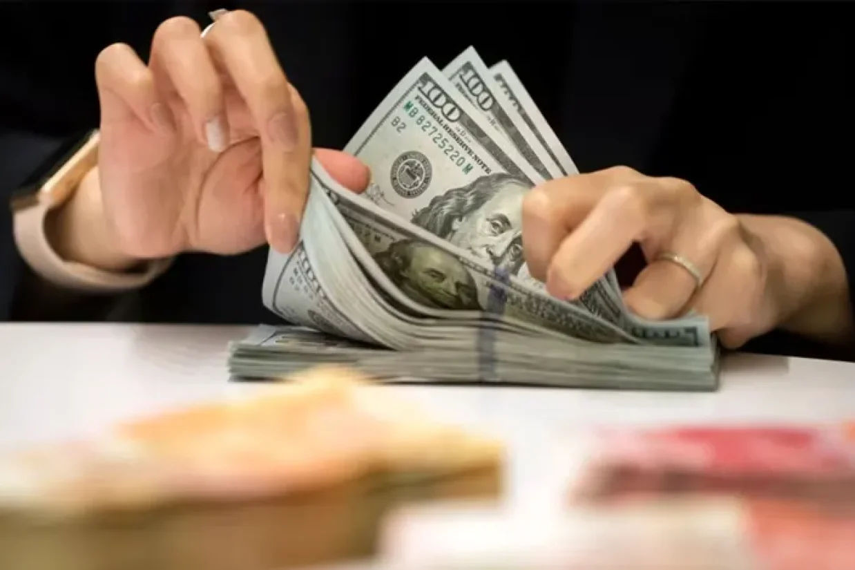 به گزارش شبکه اطلاع‌رسانی طلا، سکه و ارز، قیمت دلار در بازار آزاد تهران، روز شنبه ۱۲ اردیبهشت ۱۸۳ هزار و ۹۲۰ تومان خرید و فروش شد.