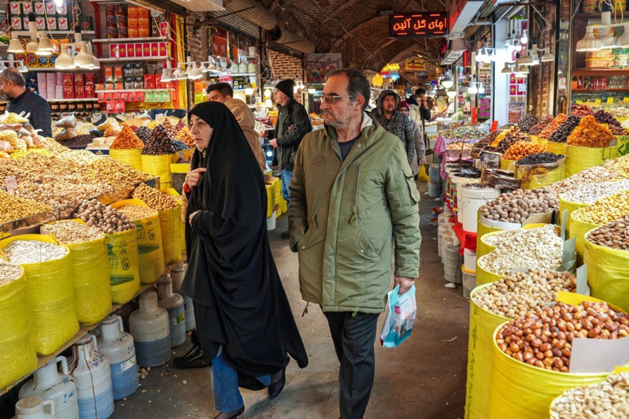 رسانه داخلی دیدبان ایران در گزارشی نوشت که در آستانه شب یلدا، برخی فروشگاه‌ها آجیل را به‌صورت «قسطی» و در مواردی با دریافت «چک» عرضه می‌کنند.