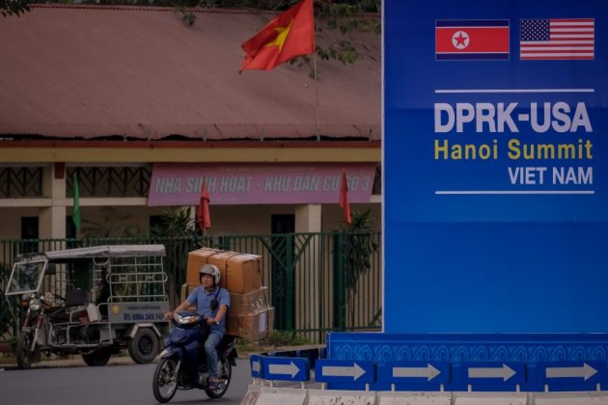 یک تابلو در نزدیکی سفارت آمریکا در پایتخت ویتنام – ۲۱ فوریه ۲۰۱۹ (Linh Pham/Getty Images)