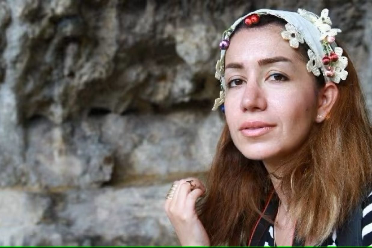الناز حاج‌‏تمیری از زمانی که در شامگاه ۱۲ ژانویه ۲۰۲۲ توسط سه مرد نقابدار با لباس پلیس بدل ربوده شد، مفقود شده است.  (Ontario Provincial Police handout)