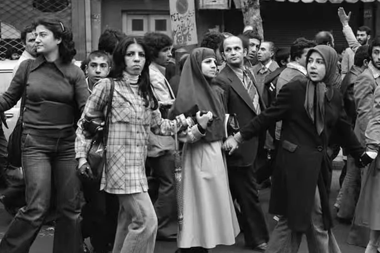 انقلاب سال ۱۳۵۷ ایران یکی از پیچیده‌ترین تحولات سیاسی قرن بیستم بود که طی آن نظام شاهنشاهی پهلوی سقوط کرد و جمهوری اسلامی به قدرت رسید. این انقلاب ماهیت ایدئولوژیک متنوعی داشت و نیروهای متعددی در آن مشارکت داشتند.