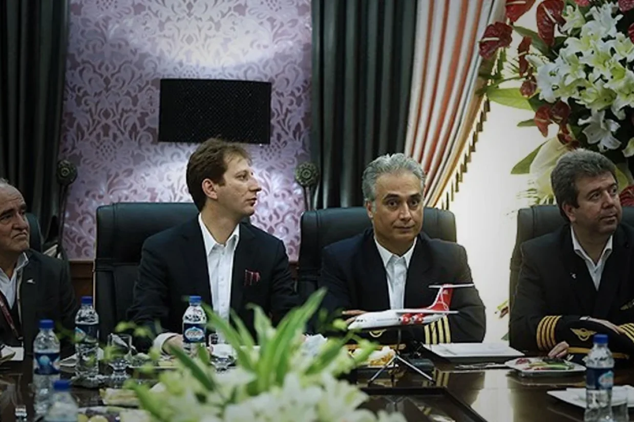 مدیر روابط عمومی بانک مرکزی در واکنش به پست انتقادی بابک زنجانی از او خواست که بجای توصیه به مقامات جمهوری اسلامی، بدهی خود را به «بیت‌المال» بپردازد.