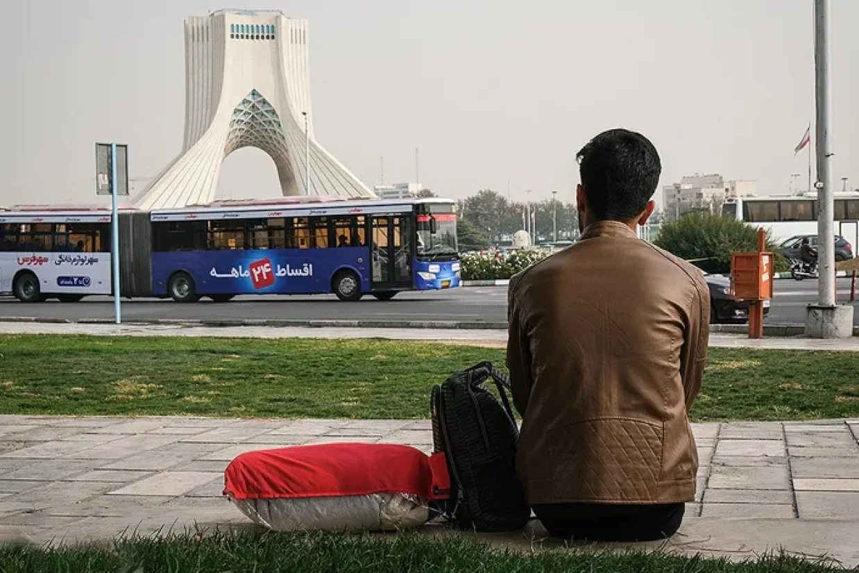 بر اساس گزارش‌ رسانه‌های داخل ایران، ۹۰ درصد دانش‌آموختگان دانشگاه‌های کشور در مشاغلی غیرمرتبط با رشته تحصیلی خود مشغول به کار هستند.