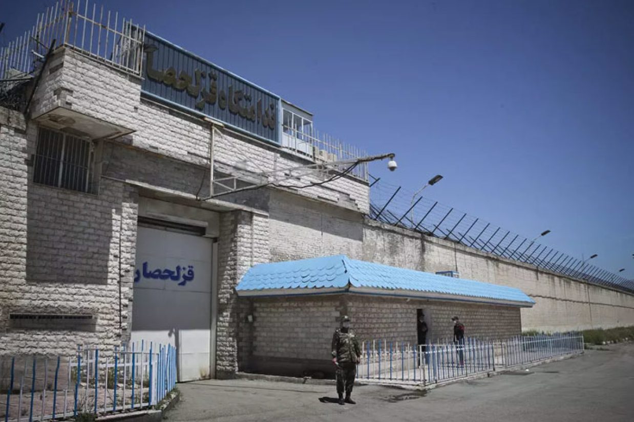 کانون حقوق بشر ایران گزارش داده است که اخیرا ده‌ها زندانی به طور مخفیانه از زندان فشافویه یا تهران بزرگ به بند ۳ امنیتی زندان قزلحصار کرج انتقال داده شده‌اند.