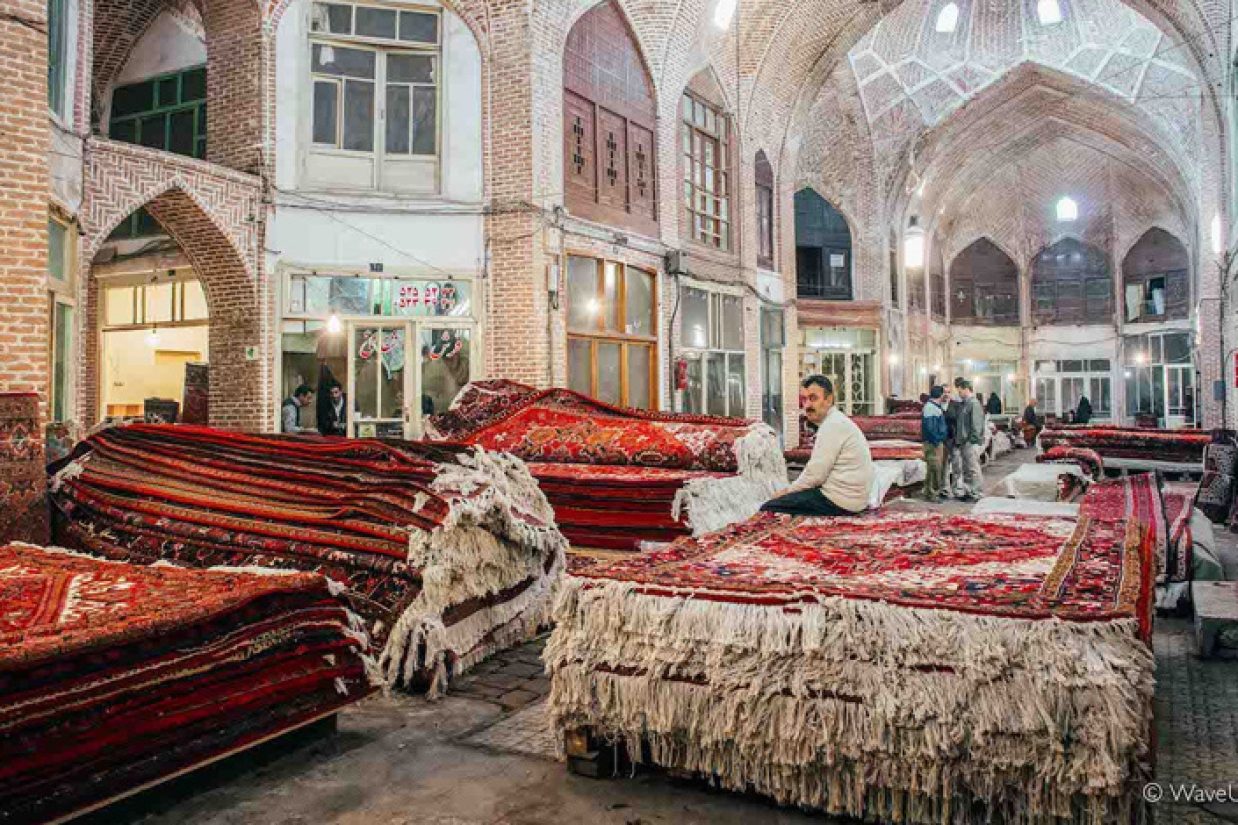 نایب رئیس اتحادیه فرش دستباف ضمن انتقاد از سیاست‌گذاری‌‌‌های مسئولان اشاره کرد وضعیت فروش فرش دستباف به‌علت تحریم‌های داخلی و خارجی با افت شدید مواجه شده است.