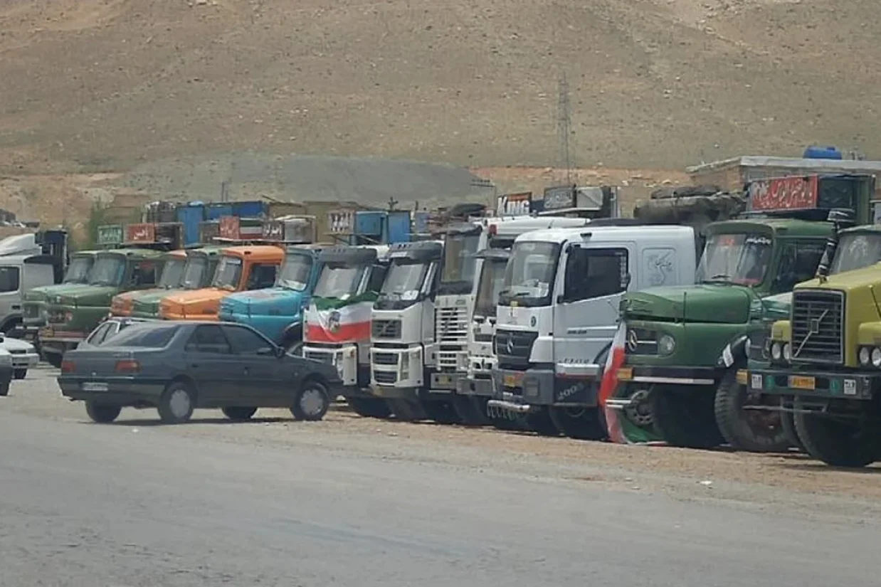 اعتصاب کامیون‌داران به سه نرخی شدن گازوئیل و مشکلات معیشتی‌شان در ۷۰ شهر ایران، وارد پنجمین روز شده است و معاون وزیر شهرسازی در واکنش، اعتصاب کامیون‌داران را رد کرده است.