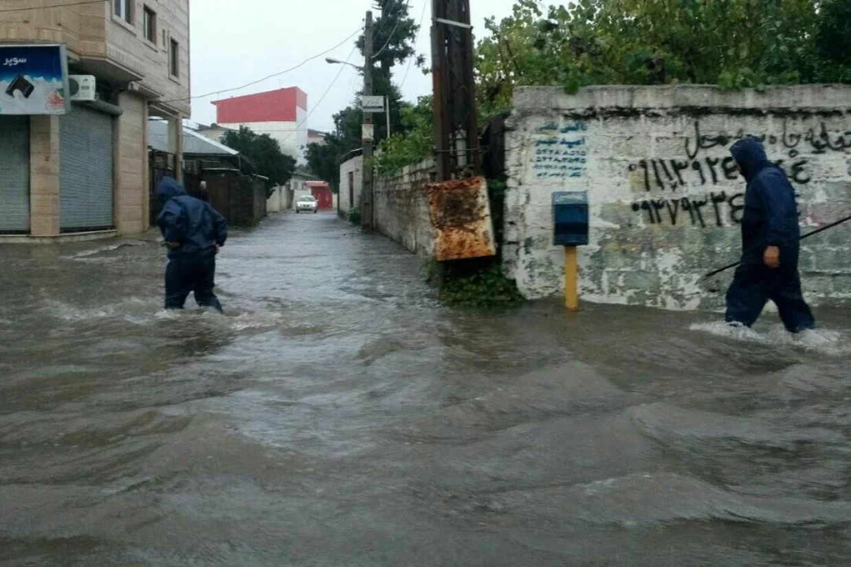 بارندگی‌های مداوم در چندین استان ایران باعث جان‌باختن کودکان، مفقود شدن افراد، آب‌گرفتگی معابر و ایجاد اختلال در تردد وسایل نقلیه شده است.