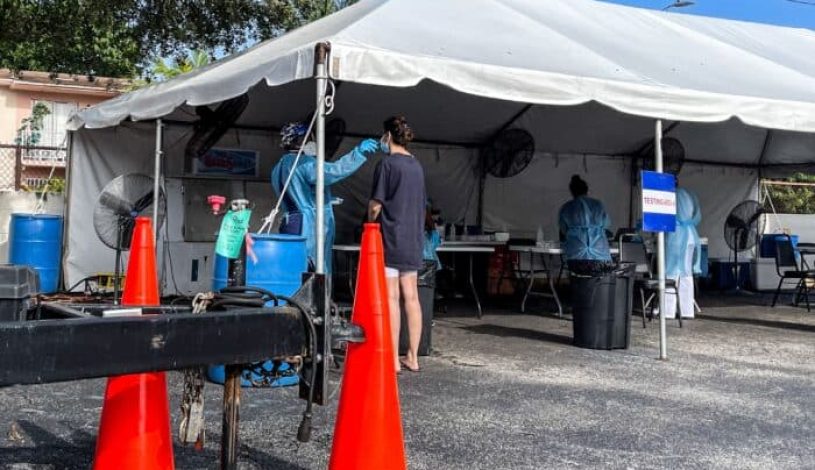 پرسنل پزشکی در 1 سپتامبر 2021 در میامی فلوریدا آزمایش کووید19را انجام می‌دهند. (Chandan Khanna/AFP via Getty Images)