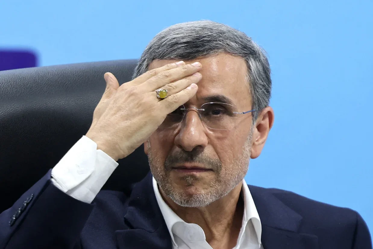محمود احمدی‌نژاد، رئیس دولت پیشین جمهوری اسلامی در حملات اسرائیل و آمریکا به محل سکونت او واقع در نارمک تهران کشته شد.