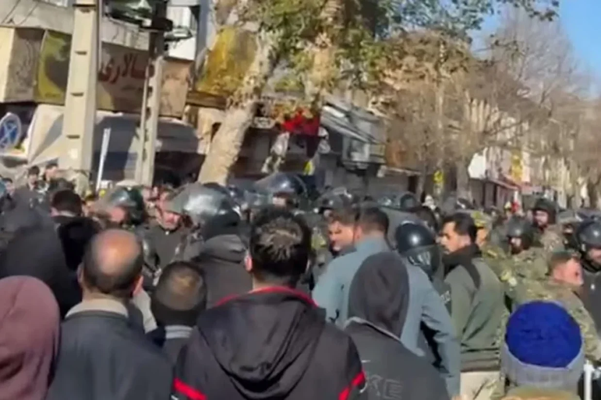 سفیر پیشین آمریکا در اسرائیل خواستار حمایت فوری و دوحزبی از مردم ایران در مبارزه با آنچه «رژیم سرکوبگر» خواند، شد و تأکید کرد این موضوع نباید به یک مناقشه حزبی در آمریکا تبدیل شود.