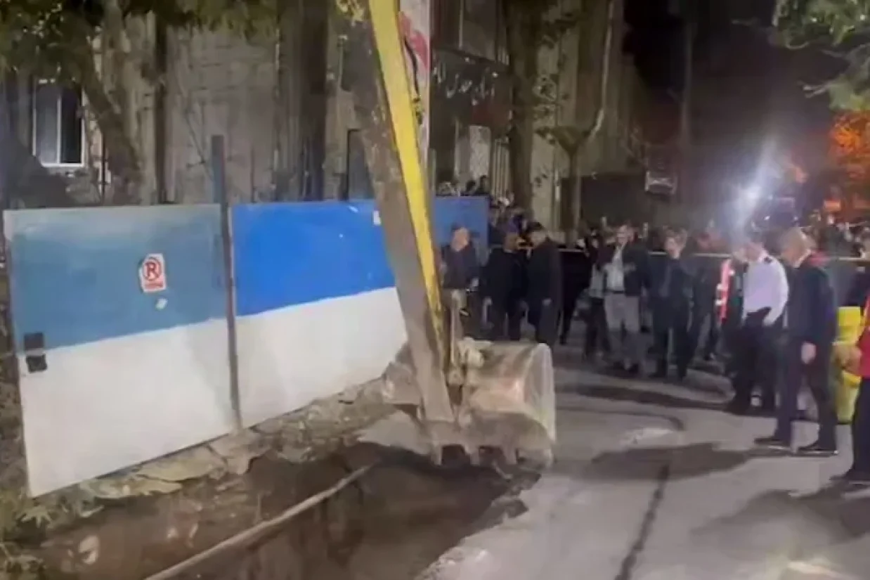 جلال ملکی، سخنگوی سازمان آتش‌نشانی شهرداری تهران، در مورد حادثه نشست زمین در محله چیذر توضیحاتی ارائه کرد.