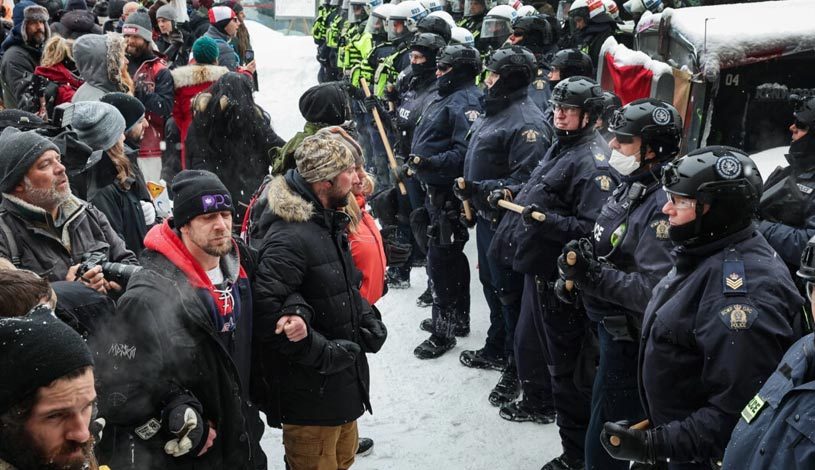 پلیس با استناد به قانون شرایط اضطراری که در نوزدهم فوریه ۲۰۲۲ به تصویب رسید، با معترضان کاروان آزادی برخورد می‌کند (Scott Olson/Getty Images)
