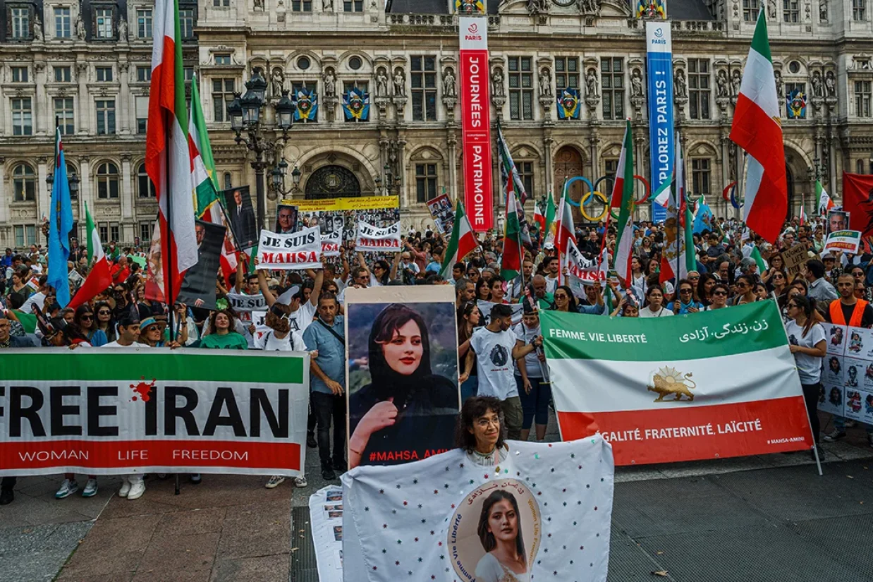 ایرانیان در کانادا، آمریکا، اروپا و استرالیا در سومین سالگرد مهسا امینی با شعار «زن، زندگی، آزادی» تجمع کردند و یاد جانباختگان را گرامی داشتند.