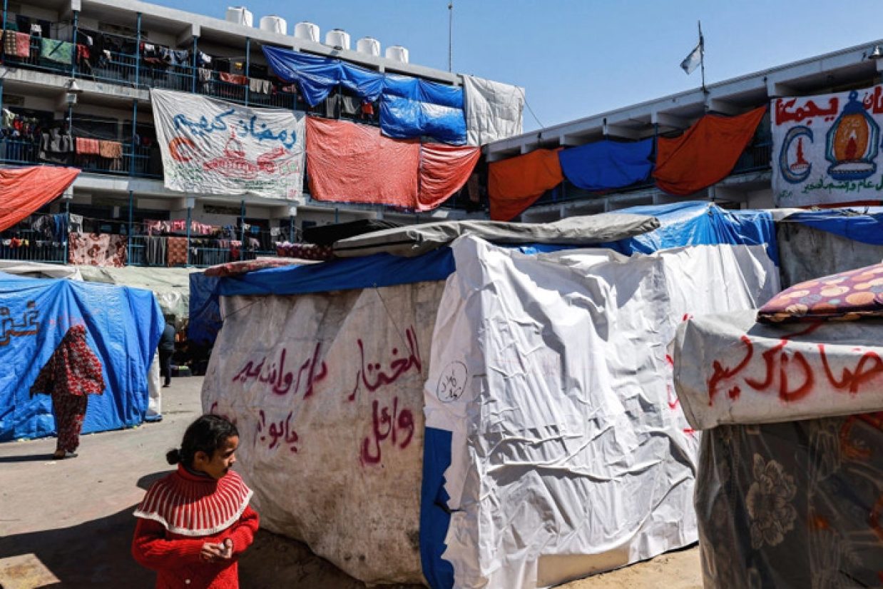 به دنبال کشته شدن هفت کارمند آشپزخانه مرکزی جهانی در حملات هوایی اسرائیل، چندین سازمان بشردوستانه عملیات خود را در غزه به حالت تعلیق درآوردند.