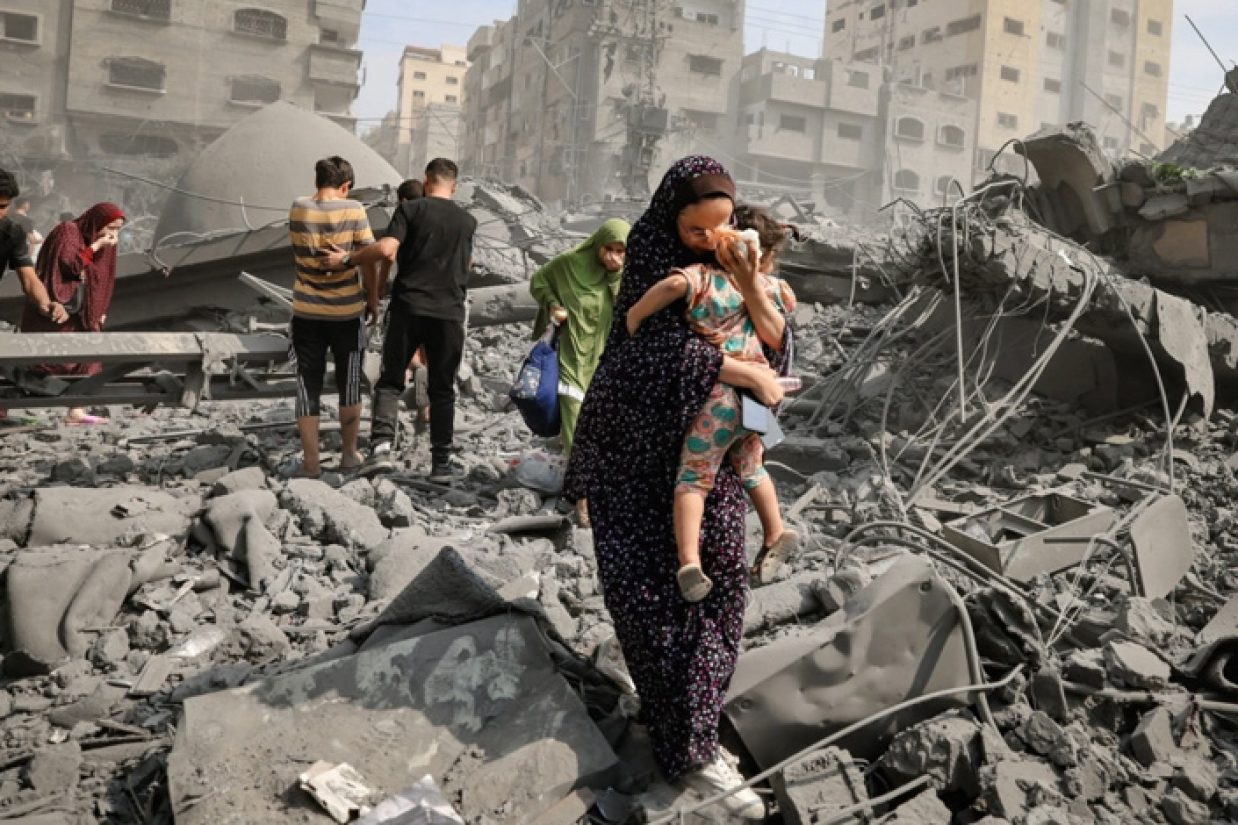 حمله هوایی اسرائیل به مسجد السوسی در شهر غزه در ۹ اکتبر ۲۰۲۳. (Mahmud Hams/AFP via Getty Images)