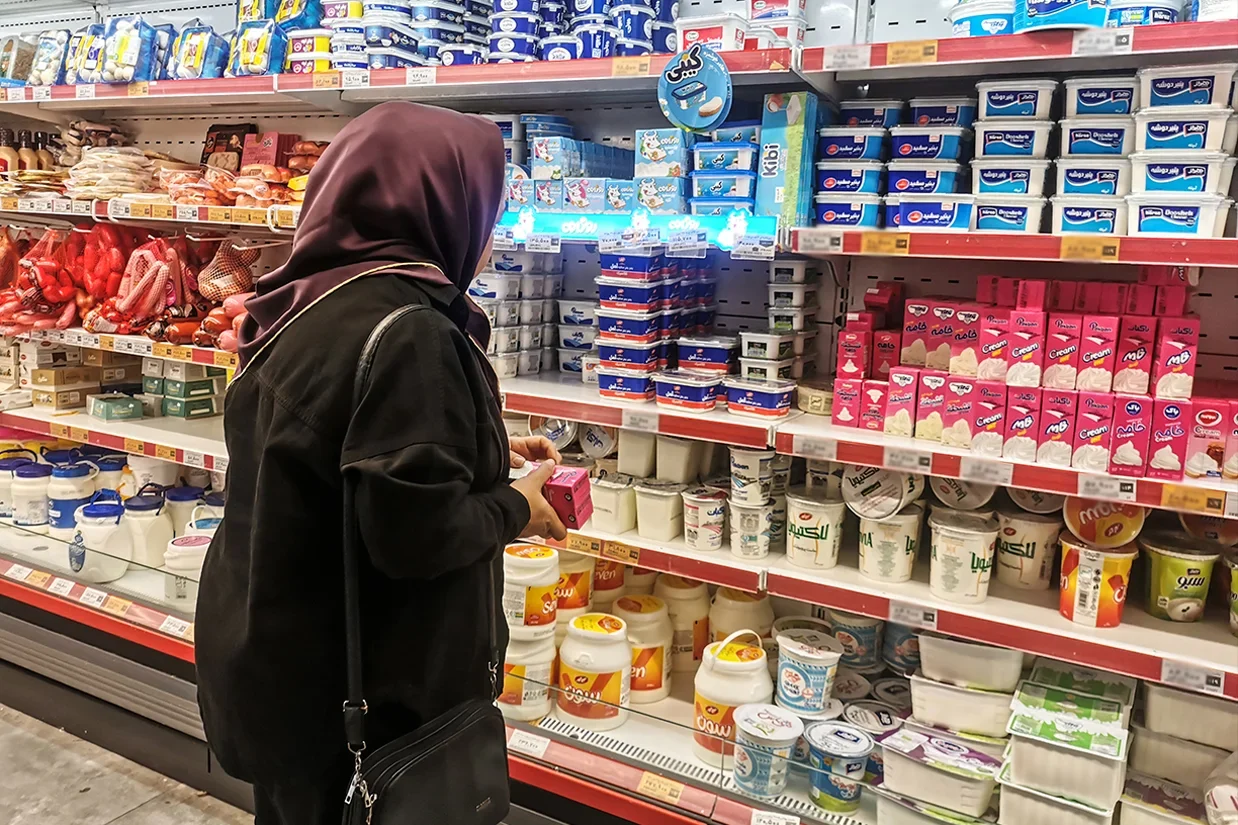 به گزارش شبکه اطلاع‌رسانی طلا، سکه و ارز، نرخ دلار در روز یک‌شنبه اول شهریور‌ماه به بیش از ۲۰۰ هزار تومان رسیده است.