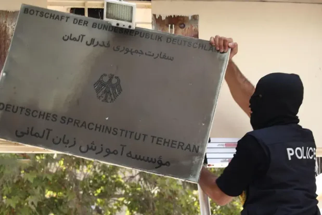 دفاتر موسسه «گوته» وابسته به آلمان توسط ماموران در تهران بسته شد. برخی گمانه‌زنی‌ها از اقدام متقابل ایران در پاسخ به بسته شدن مرکز اسلامی در هامبورگ حکایت دارد.