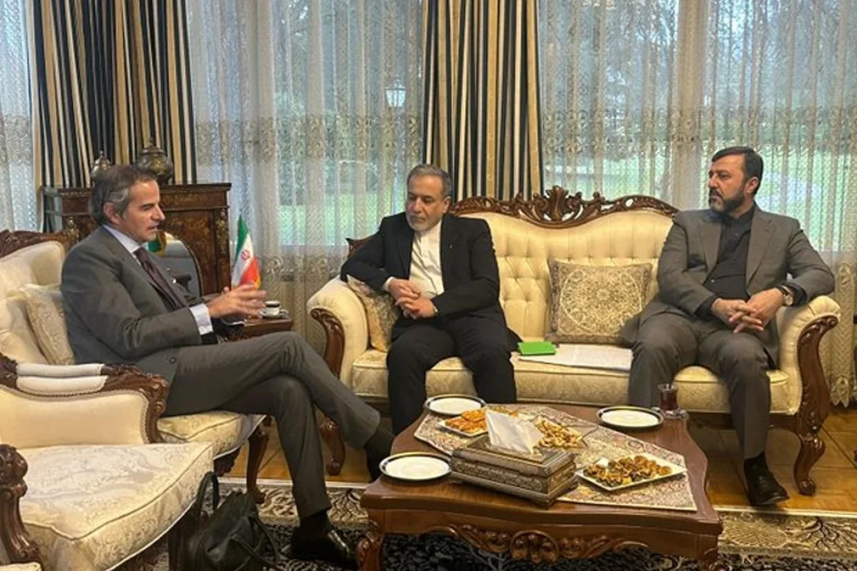 رافائل گروسی، مدیرکل آژانس بین‌المللی انرژی اتمی گفت که او با هدف آمادگی برای «مذاکرات مهمی» که قرار است در ژنو برگزار شود، با عراقچی گفتگو کرده است.