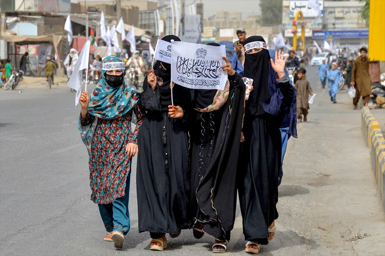 نهاد زنان سازمان ملل متحد اعلام کرد نیمی از زنان افغانستان در پی محدودیت‌های اعمال‌شده از سوی طالبان نمی‌توانند از خانه خارج شوند و ماهی یک یا دوبار قادر به خروج از خانه هستند.