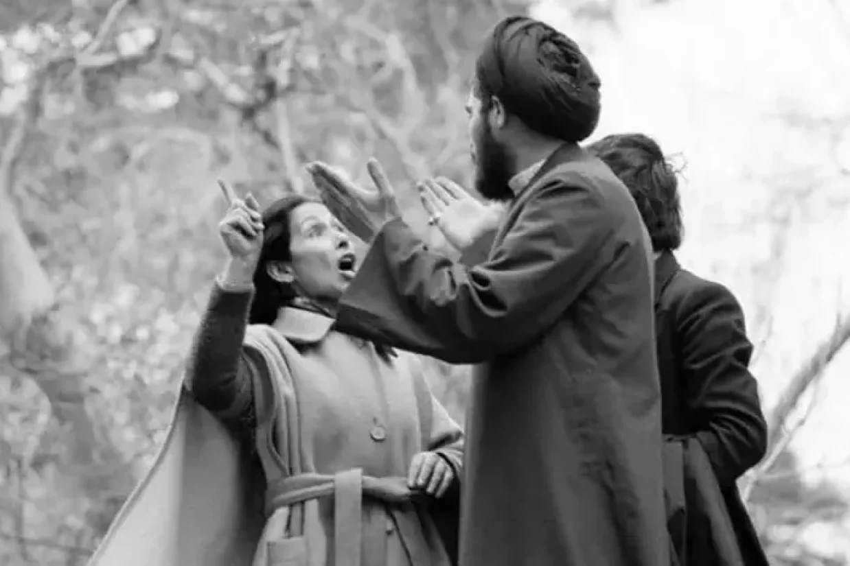 آنچه که از اسناد، مدارک و صفحات روزنامه‌های سال ۱۳۵۷ بر می‌آید، نخستین گام‌ها برای اجباری شدن حجاب در اسفند سال ۱۳۵۷ یعنی حدود یک ماه پس از انقلاب اسلامی با صدور دستور «زنان باید با حجاب به ادارات بروند» برداشته ‌شد.
