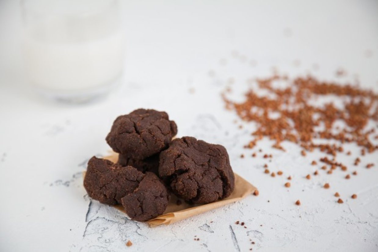 طرز تهیه کوکی شکلاتی گندم سیاه آرد گندم سیاه دستور پخت آسان خوشمزه سالم سریع مقوی بیسکویت صبحانه عصرانه روش پخت ساده فوری