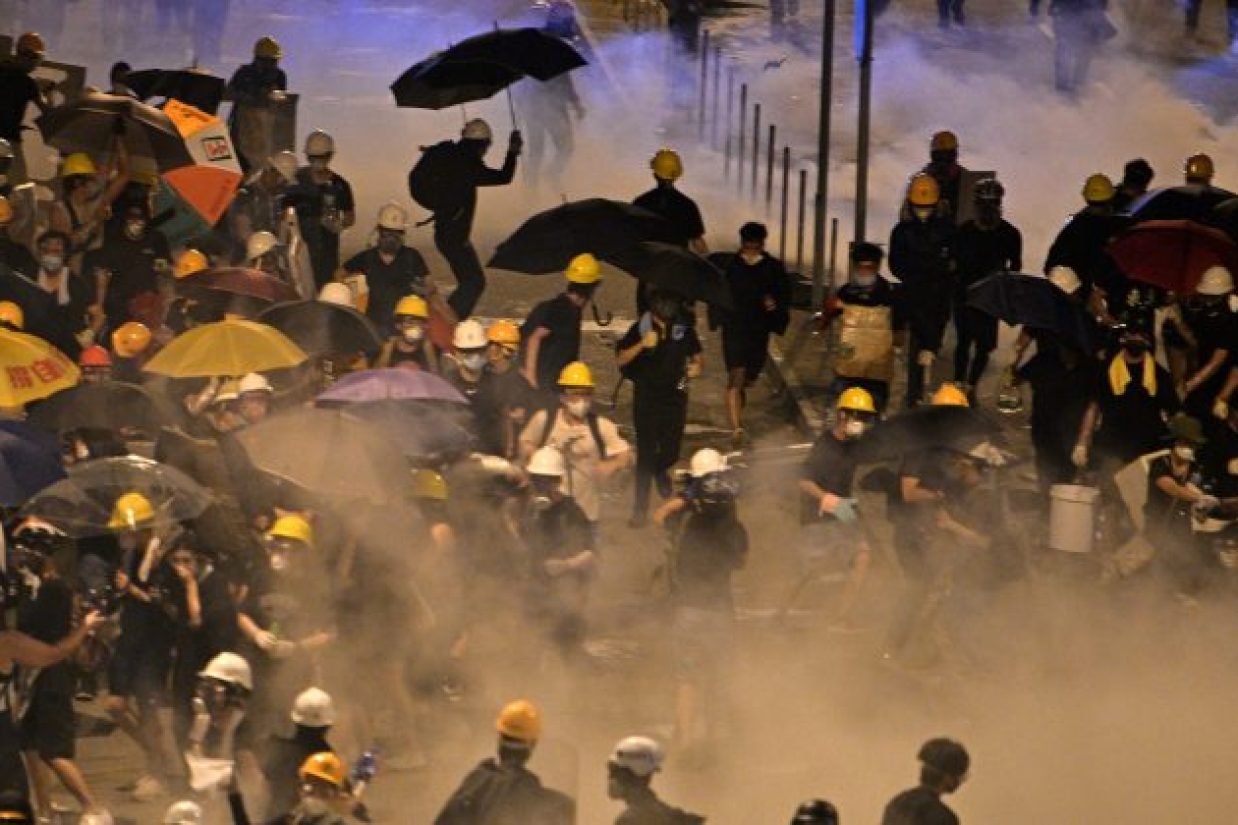 پرتاب گاز اشک آور به سمت معترضین در هنگ کنگ ، دوم ژوئیه 2019 ( Anthony Wallace/AFP/Getty Images)