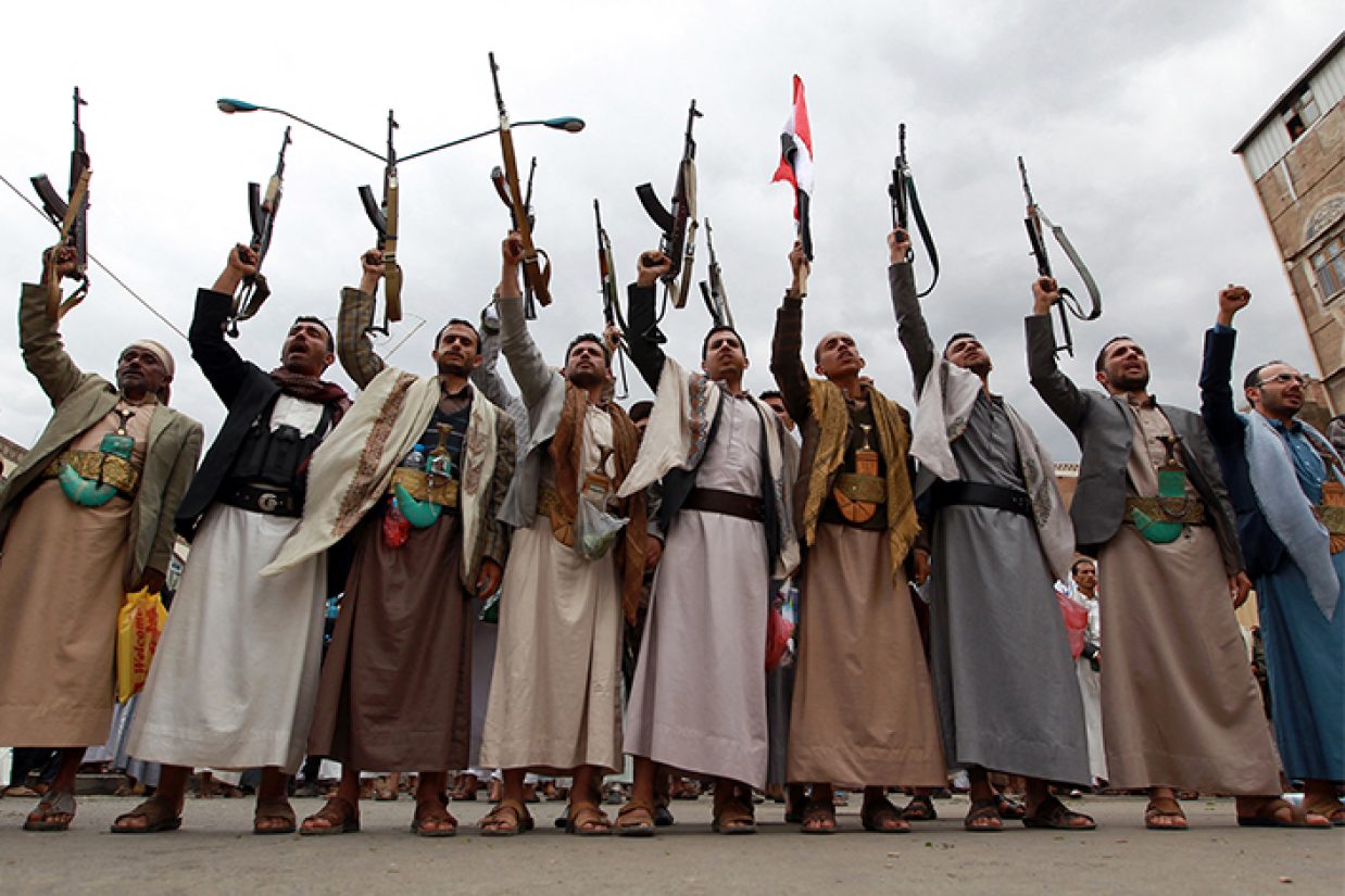 حوثی‌‏های یمن در صنعا، پایتخت یمن، در ۲۶ مارس ۲۰۱۵.  (MOHAMMED HUWAIS/AFP via Getty Images)