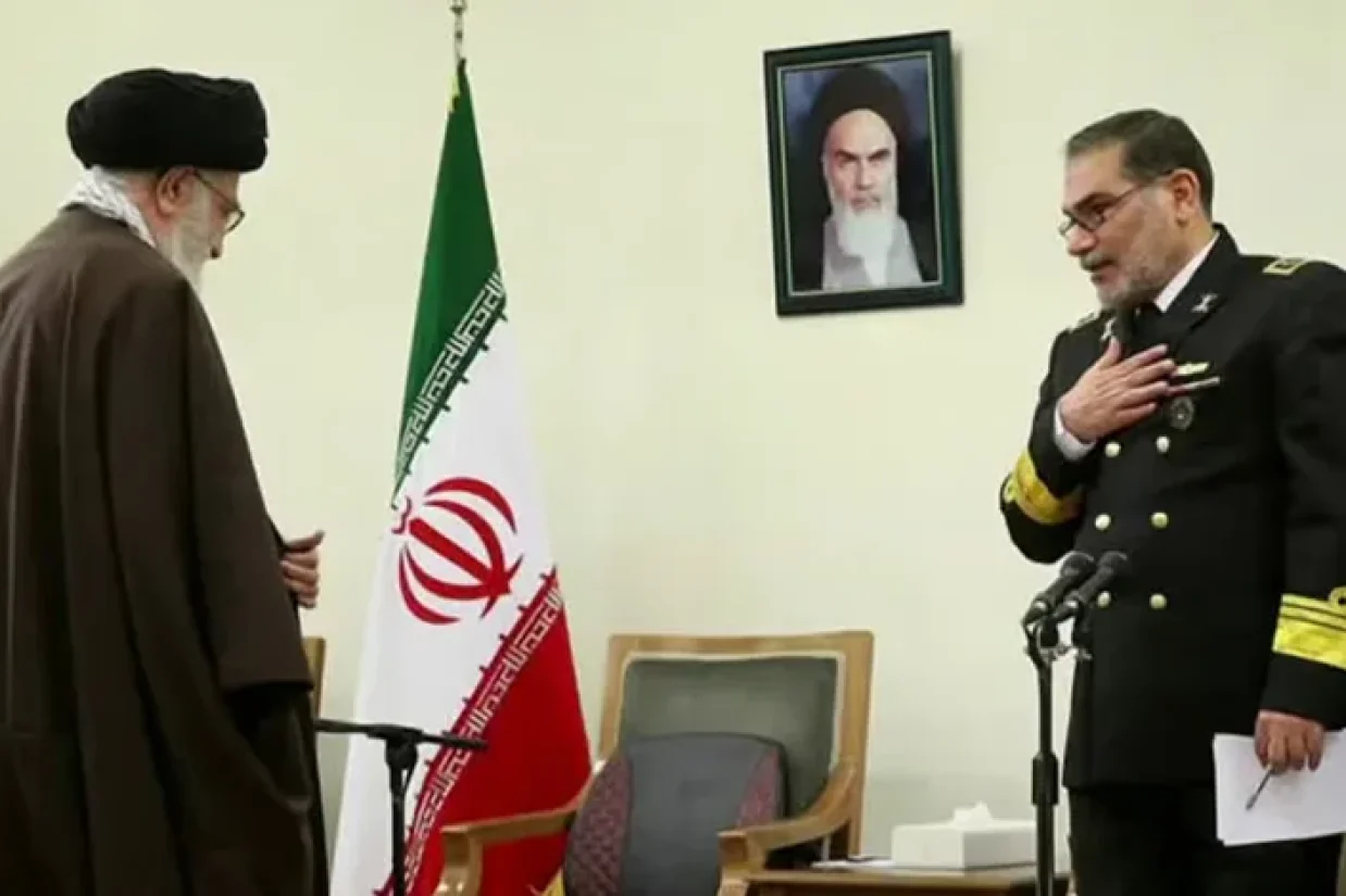 بلومبرگ نوشت که بریتانیا در حال برخورد با شرکت نفتی به ریاست حسین شمخانی است که شبکه شرکت ‌های او به دلیل کمک به جابجایی نفت ایران و روسیه تحت نظر است.