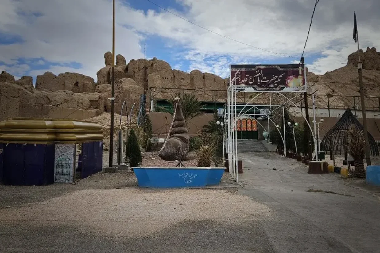 خبرگزاری ایلنا در گزارشی نوشت قلعه دختر واقع در شهر کرمان که کهن‌ترین قلعه تاریخی ایران شناخته می‌شود، توسط یک گروه مذهبی تصرف و تبدیل به دپوی ضایعات و مصالح شهرداری شده است.