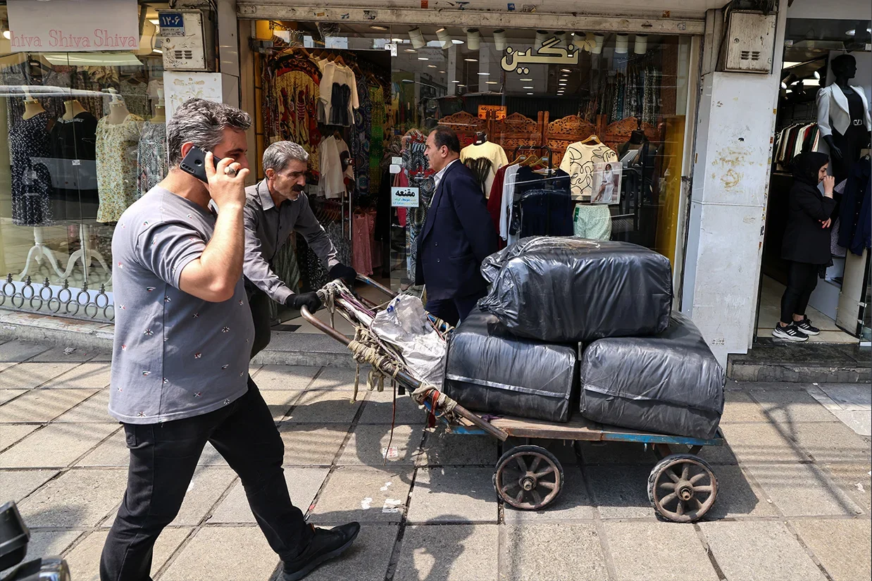 یک کارشناس اقتصادی با هشدار درباره پیامدهای گسترده اختلال و قطع اینترنت اعلام کرد که تداوم این وضعیت می‌تواند به حذف تدریجی شرکت‌های ایرانی از زنجیره‌های تأمین جهانی و تحمیل هزینه‌های سنگین به اقتصاد کشور منجر شود.