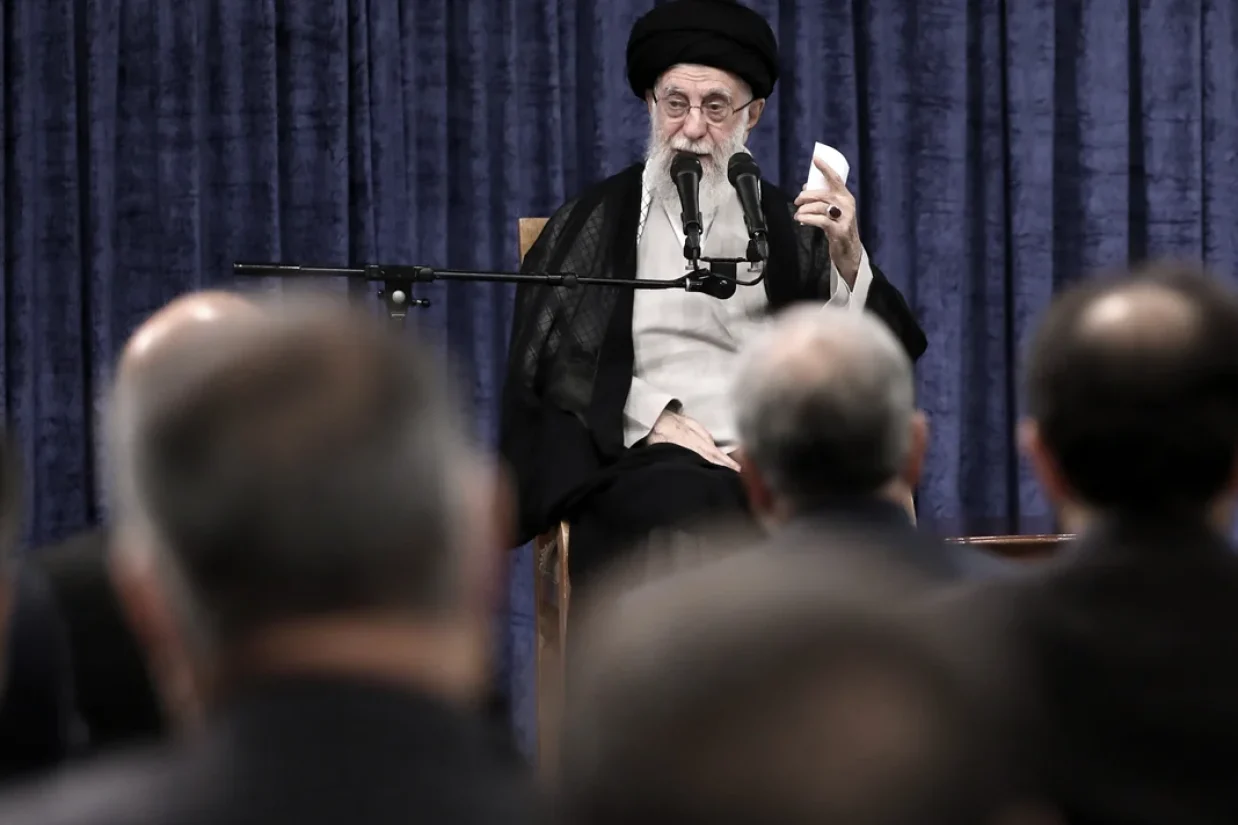 علی خامنه‌ای، رهبر جمهوری اسلامی با اشاره به حمله موشکی تهران به پایگاه العدید در قطر گفت جمهوری اسلامی می‌تواند ضربه‌ای بزرگتر به امریکا وارد کند.