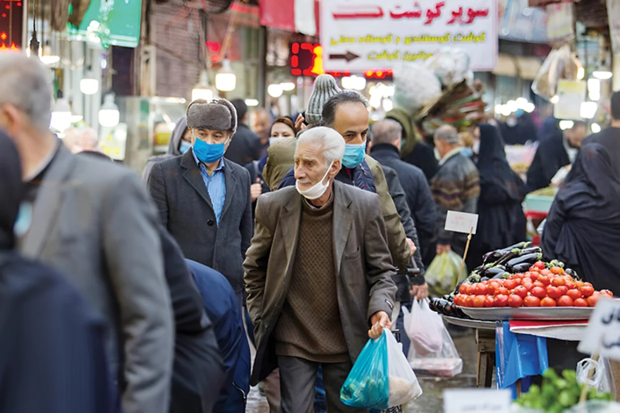 در حالی که مسئولان اقتصادی ایران همواره وعده کاهش تورم و کنترل گرانی می‌دهند، افزایش روزافزون قیمت اقلام خوراکی سبب کوچکتر شدن سفره مردم ایران شده است.
